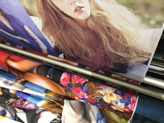 На открытом воздухе и крытая печатная машина ткани цифров автоматическая для флага дисплеев