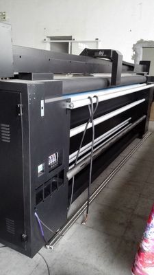 Крен для того чтобы свернуть машину принтера тканья знамени флага пляжа прокладчика ткани